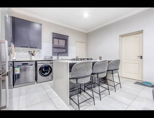 2 BEDROOM APARTMENT FOR SALE IN BRYANSTON